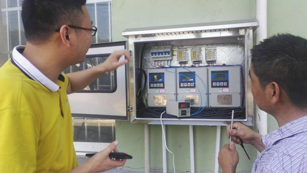 沈工進行現(xiàn)場調試 沈工進行現(xiàn)場調試